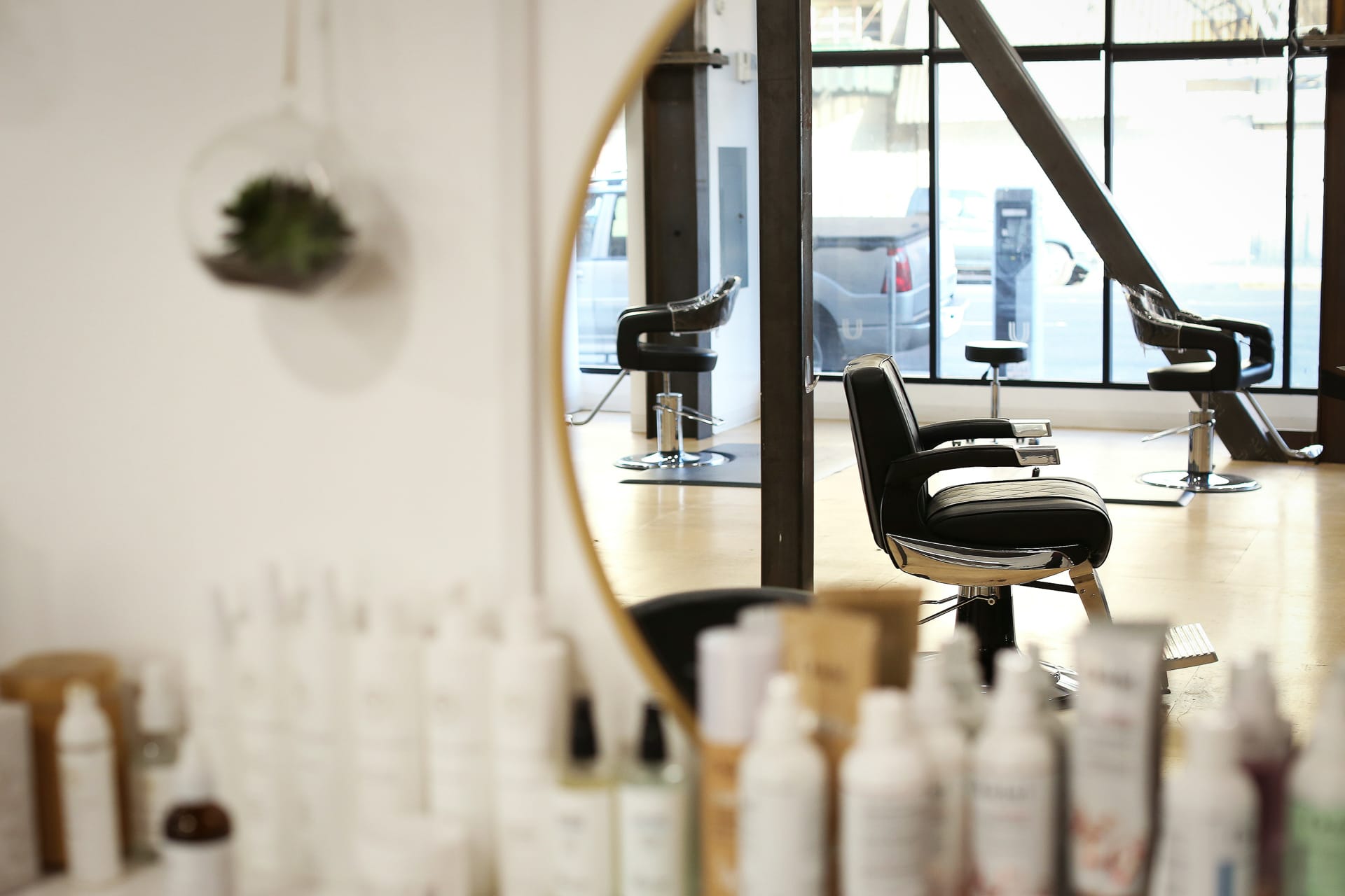 Blick durch den Salon auf die Fensterfront